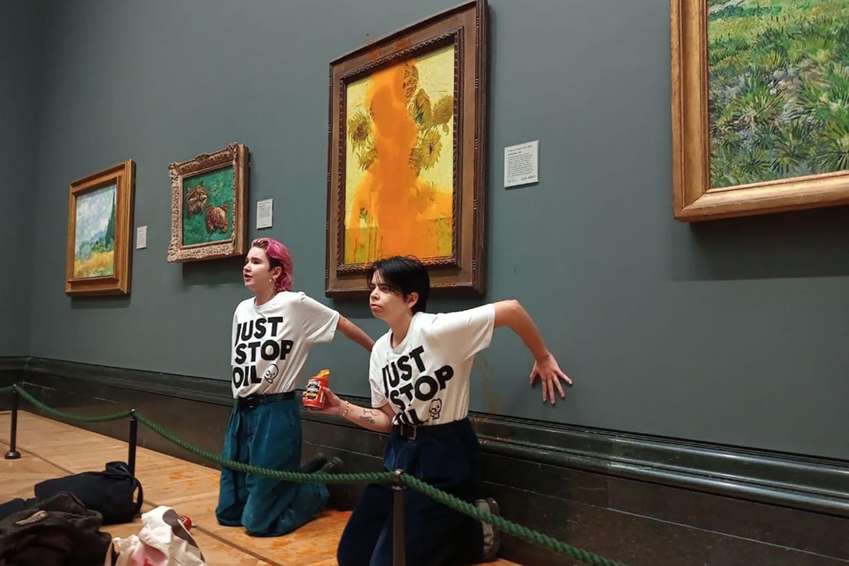 Eljárás indult az aktivisták ellen, akik paradicsomlevessel öntötték le Van Gogh Napraforgók című festményét