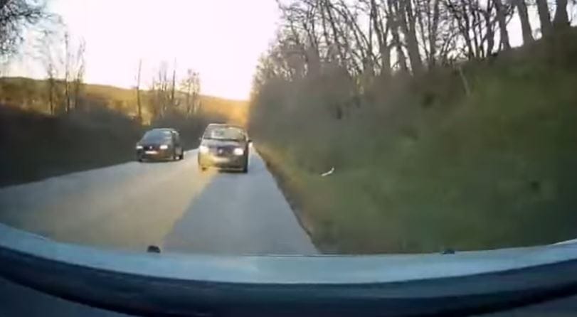 Vakon előzött egy autós Tinnyénél, a szemből érkező mentette meg a helyzetet – videó