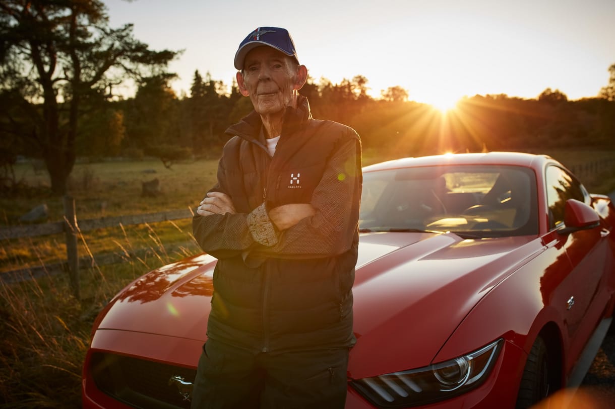 Majdnem 100 éves ez a bácsi, de a legújabb Ford Mustanggal jár