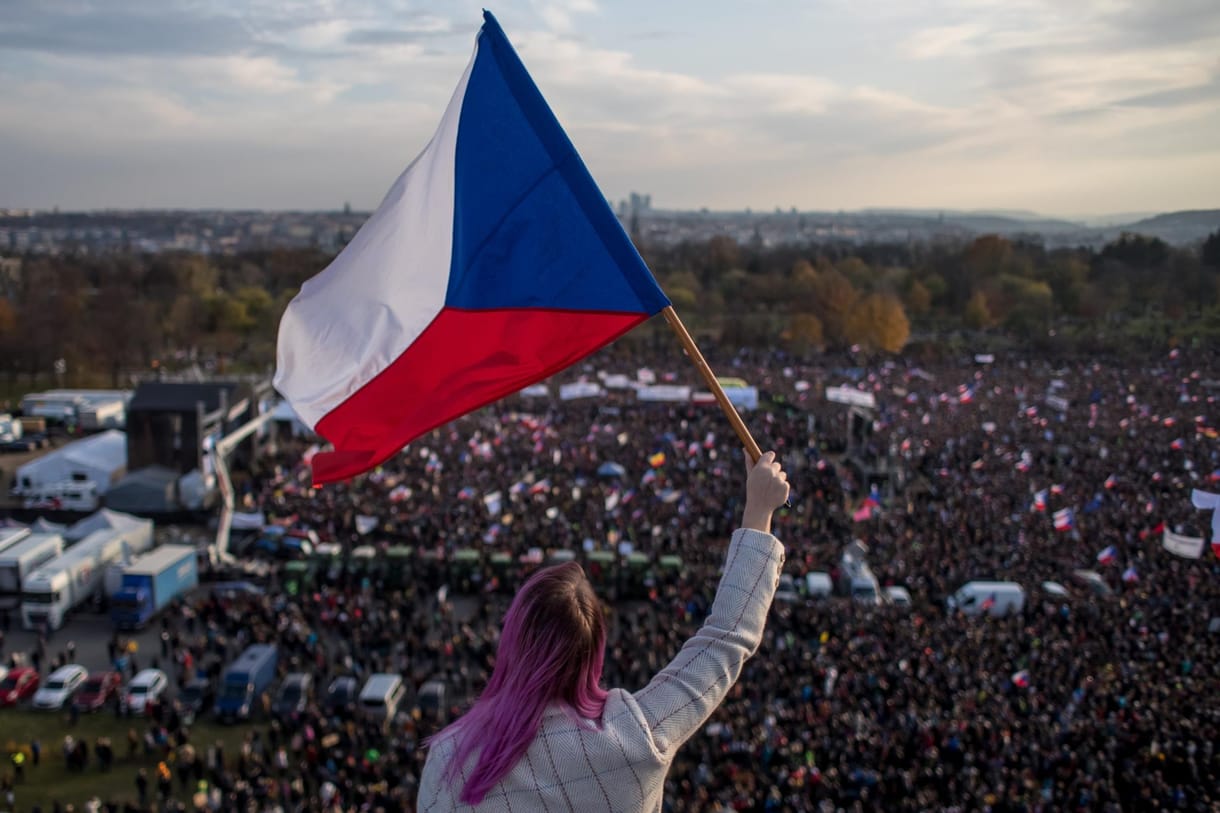 Százezrek vonultak a prágai utcákra a kormányfő ellen