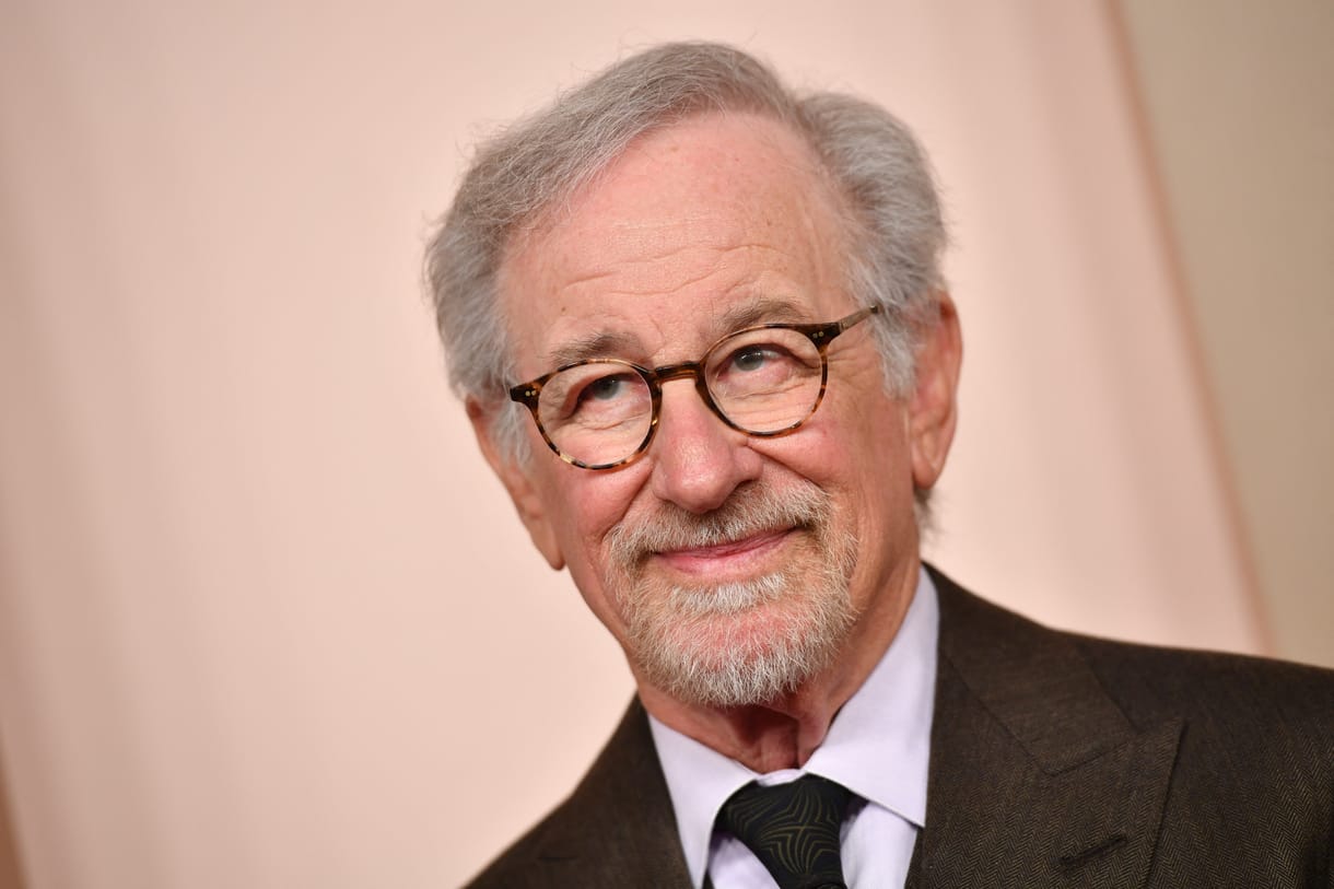 Fedősztori és testőrök: így jelent meg egyszer csak Steven Spielberg egy óbudai gimnáziumban