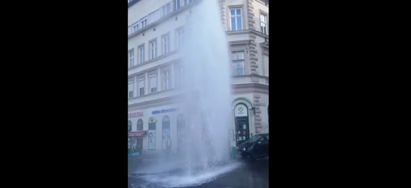 Kisebb szökőkút alakult ki a Széna téren egy felrobbant tűzcsap miatt
