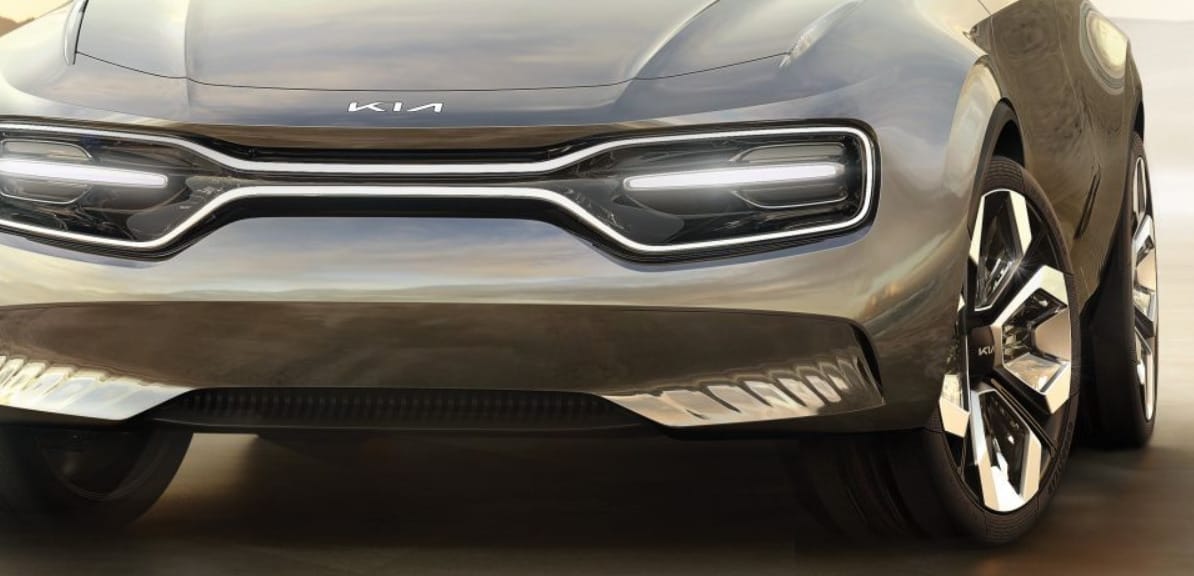 Nem reklámozza annyira, mint a Volkswagen, de úgy tűnik, a Kia is megújítja a logóját