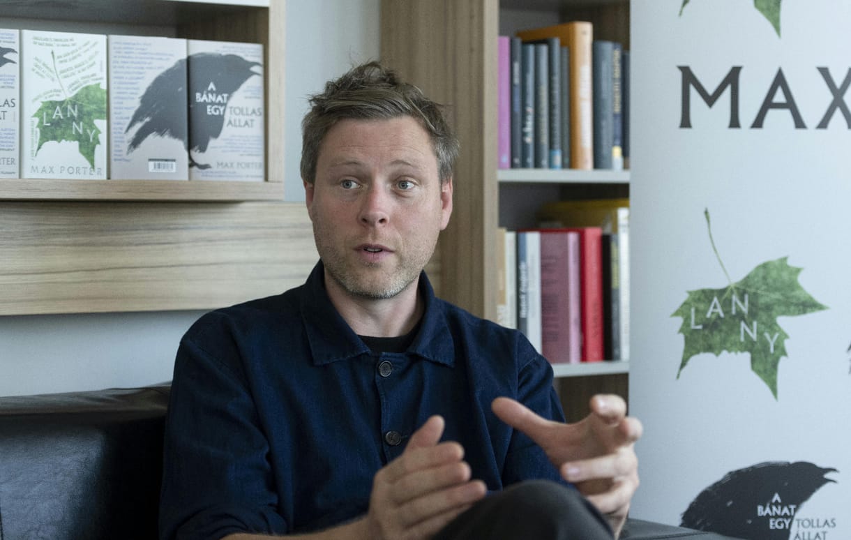 Egy menekülő fiú, akihez csak a walkmanje hűséges – Max Porter új regénye megkapó, zaklatott és együttérző