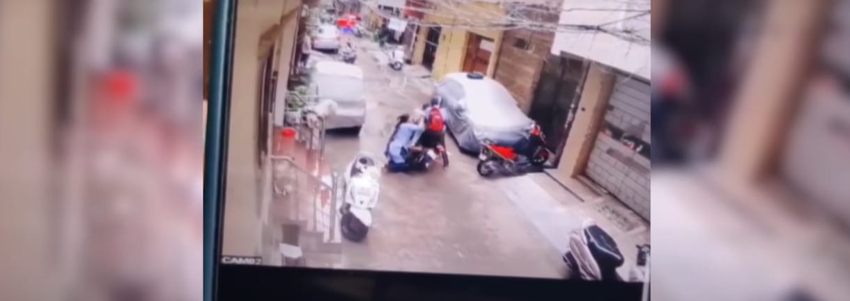 Levideózták, ahogy egy indiai anyuka emberrablóktól menti meg a kislányát