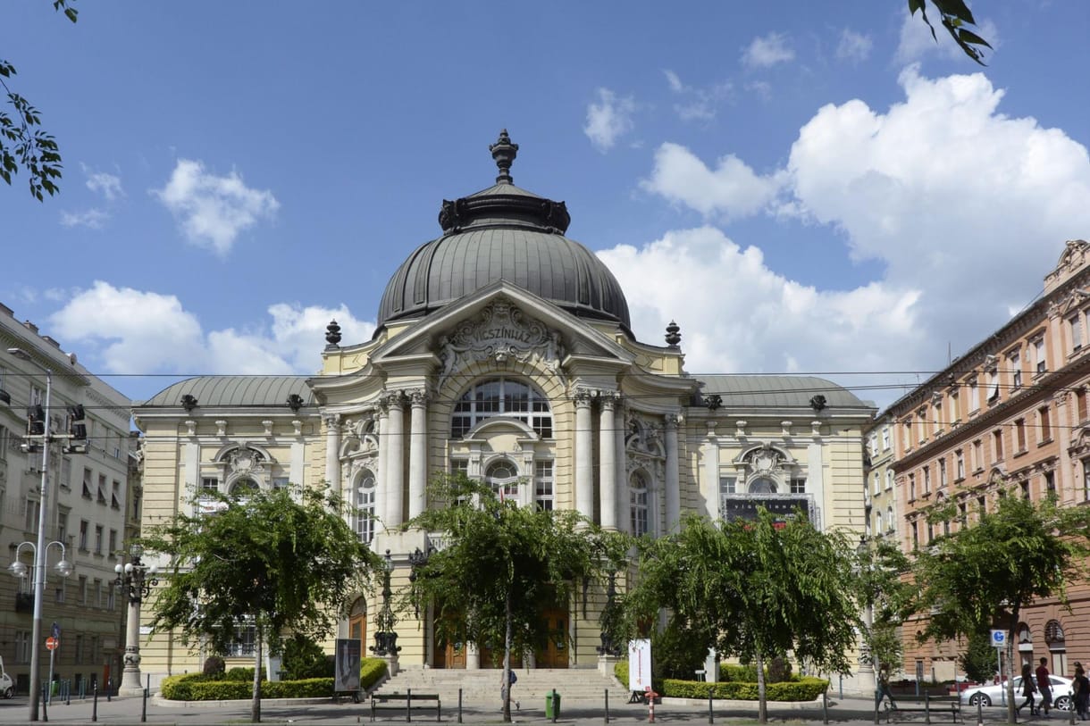 Vizsgálatot indít a Vígszínházban a főváros