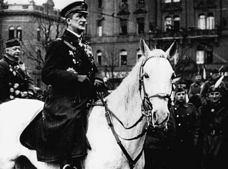 Felajánlotta-e szolgálatait Horthy Kun Bélának?
