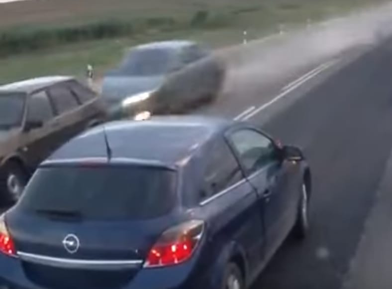 Ezért nem jó ötlet egy balesetnél bámészkodni - videó
