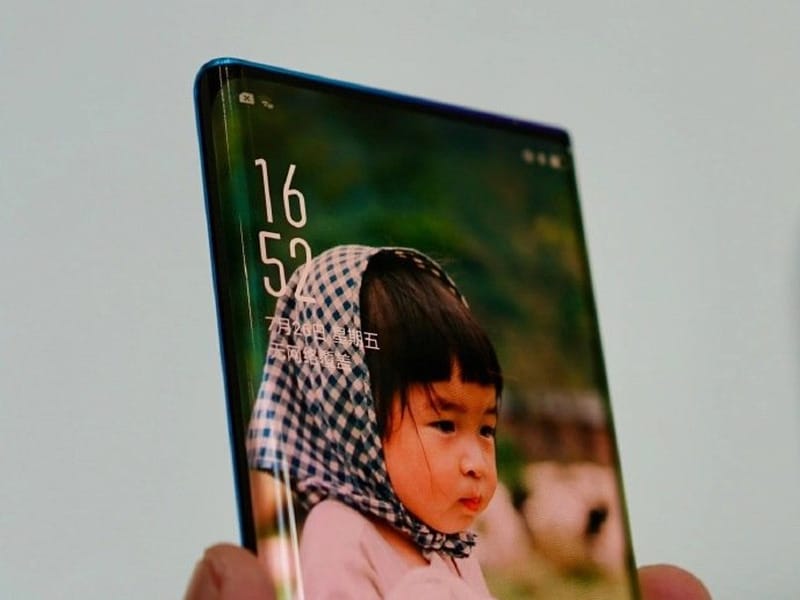 Videón az ötlet: ilyen lehet a tényleg csupakijelzős telefon