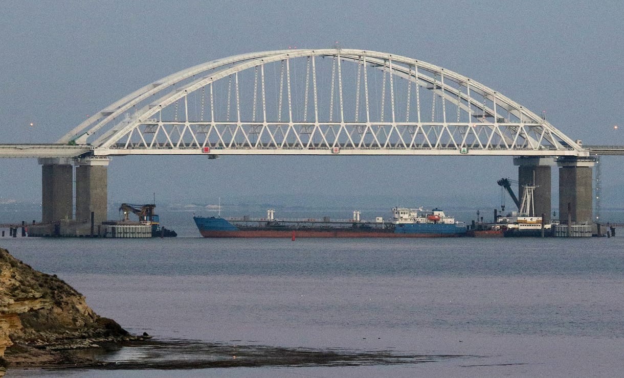 Oroszország mostantól nem enged át semmit a Kercsi-szoroson