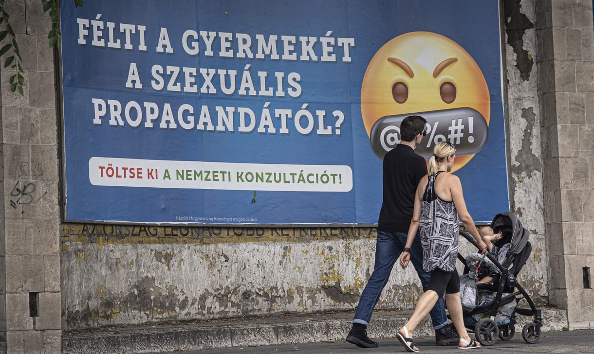Jelenleg is zajlik egy agyonhallgatott nemzeti konzultáció, az eddigiekre pedig 50 milliárd ment el