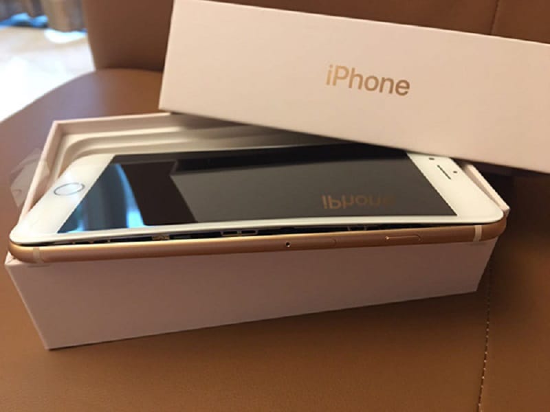 Ebből nagy baj lehet: egyre több iPhone 8 nyílik szét töltés közben