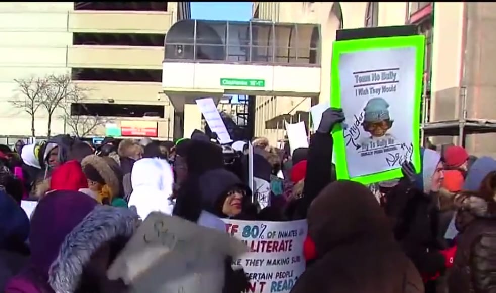 Betegszabadsággal tiltakoznak a tanárok Detroitban, bezártak az iskolák