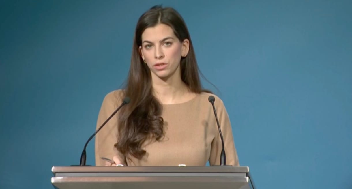 Szentkirályi Alexandra mellébeszél, amikor a kormány tűzifarendeletét magyarázza