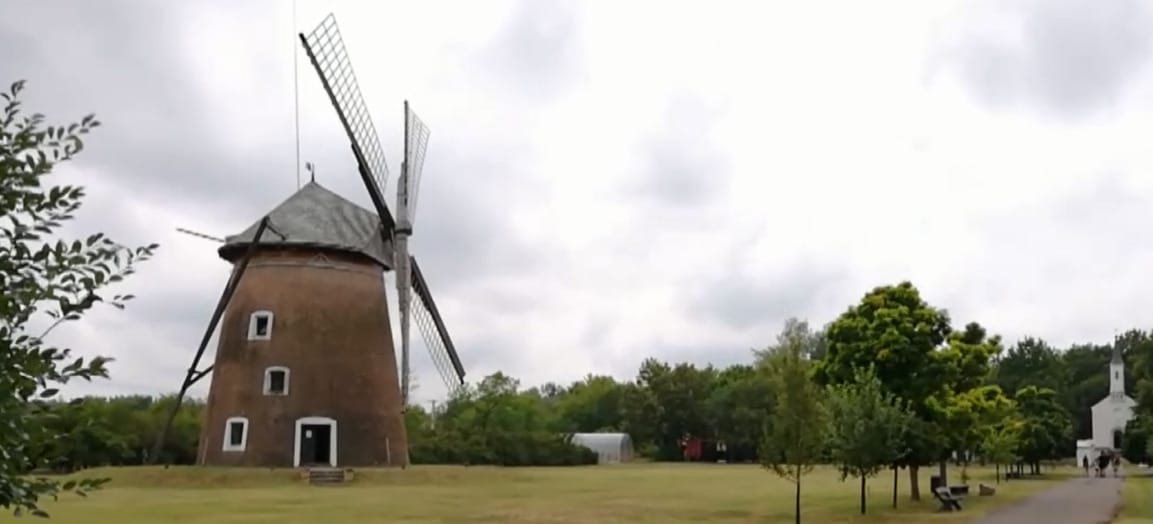 Lezuhant az Ópusztaszeri Emlékpark szélmalmáról egy férfi, mentőhelikopter szállította kórházba