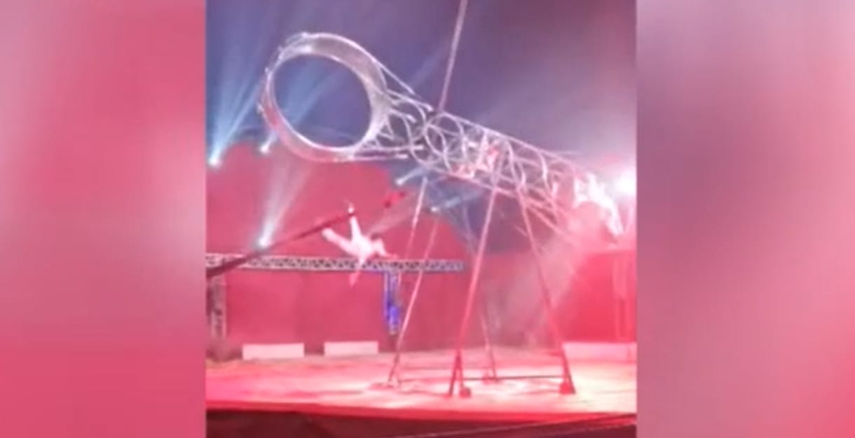 Videón, ahogy métereket zuhan a Richter Cirkusz artistája egy elrontott mutatvány után