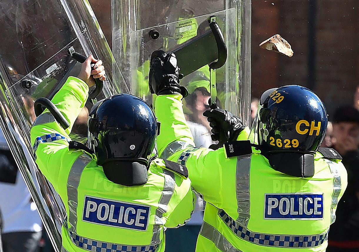 Jóformán nincs hely a brit börtönökben a súlyos szélsőjobboldali zavargások résztvevőinek, akik sok rendőrt is megsebesítettek