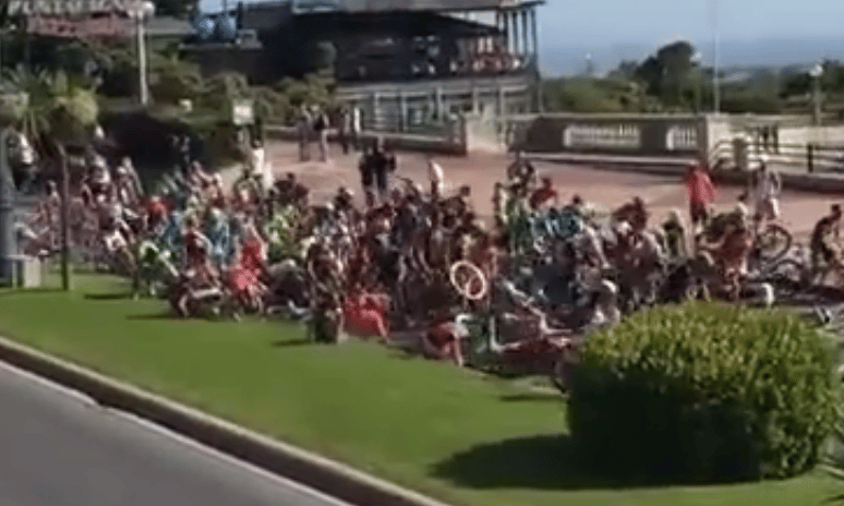 Videó: Tömeges bukás volt a Giro d'Italián