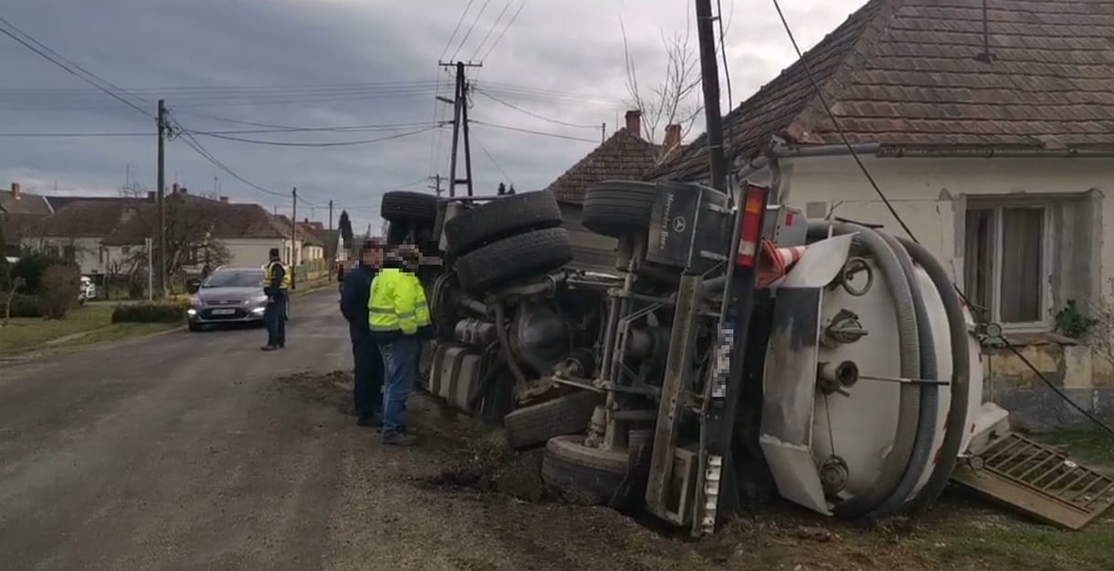 Cefreszállító kamion döntötte ki egy ház falát Vas megyében