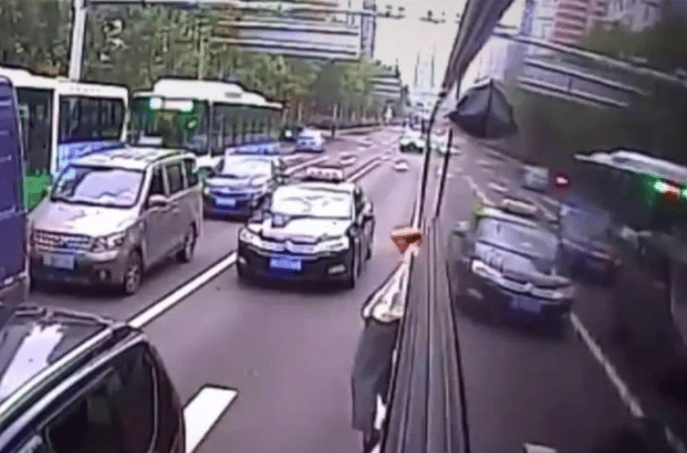 Nem engedte leszállni a bácsit a buszsofőr, de ő ettől nem jött zavarba - videó