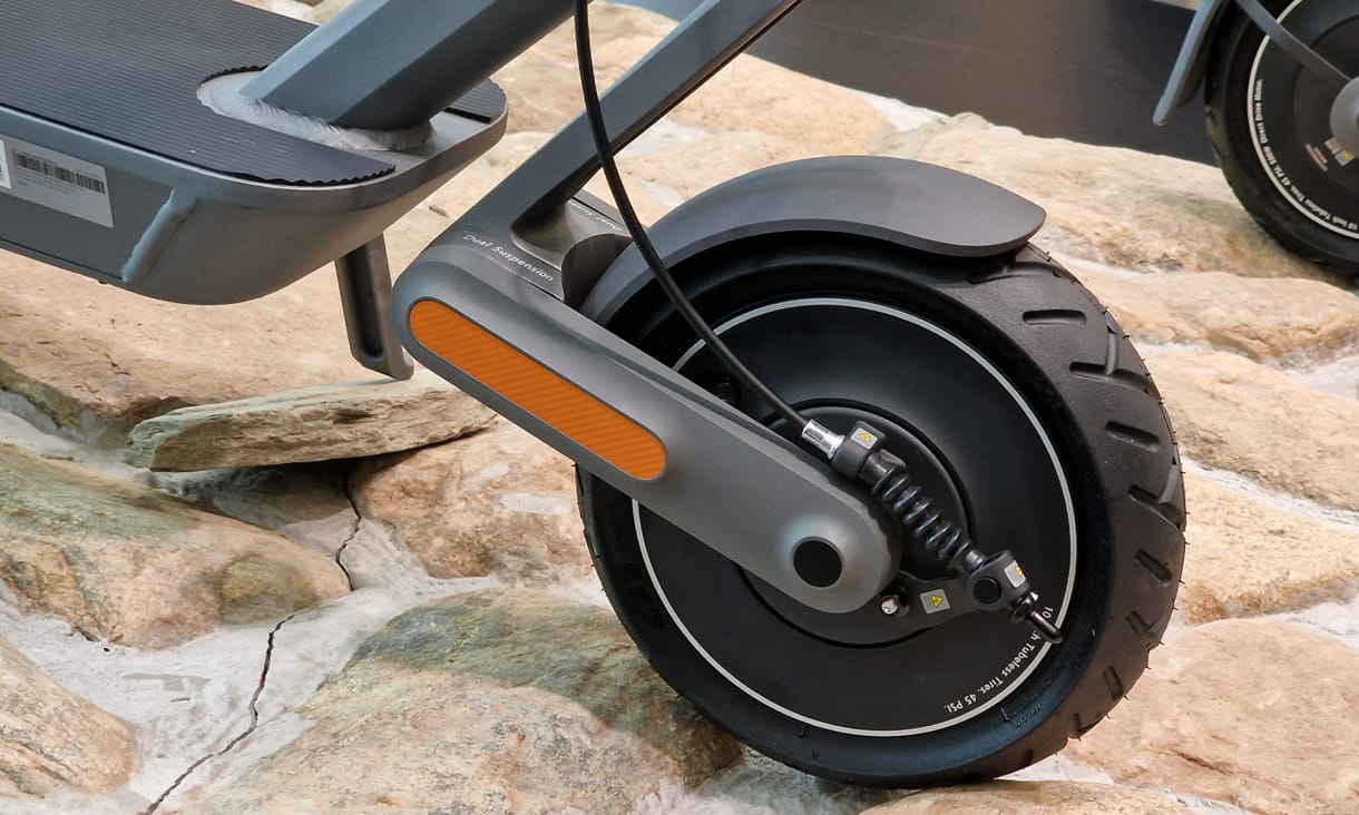 A Xiaomi előállt egy duplán rugózós elektromos rollerrel, de új okosóra és fülhallgató is jött
