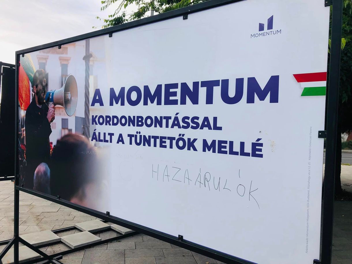 Megrongálták a Momentum plakátjait a XVII. kerületben
