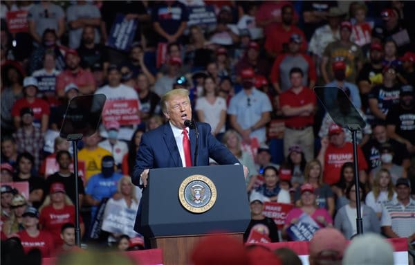 Trump újabb nagygyűlésre készül, miközben tombol a járvány
