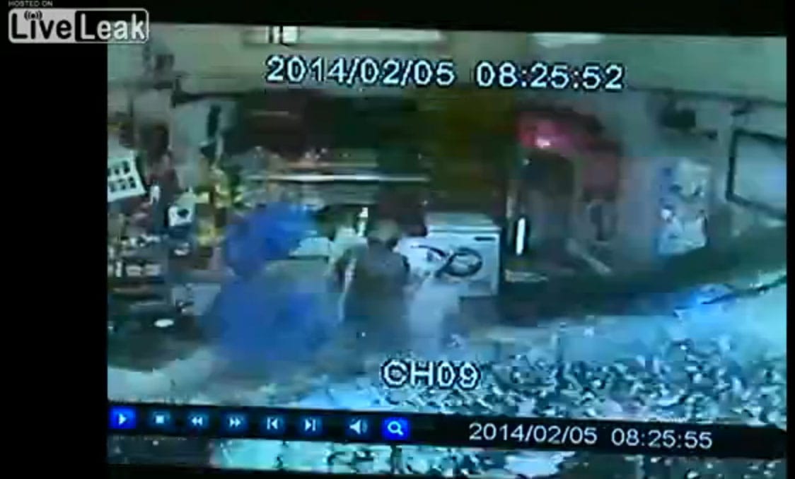 Autóval rontott be egy üzletbe a részeg sofőr – videó