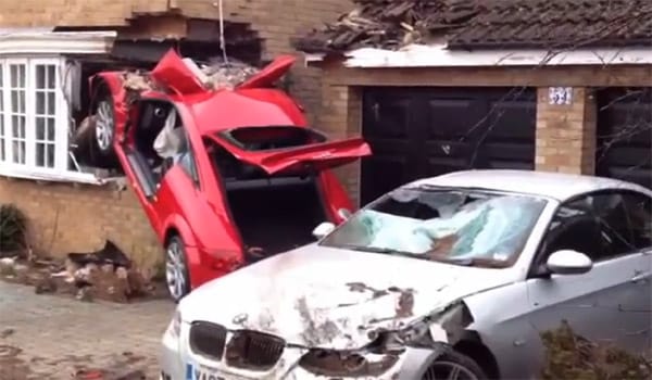 Családi házba fúródott egy Audi TT – videó