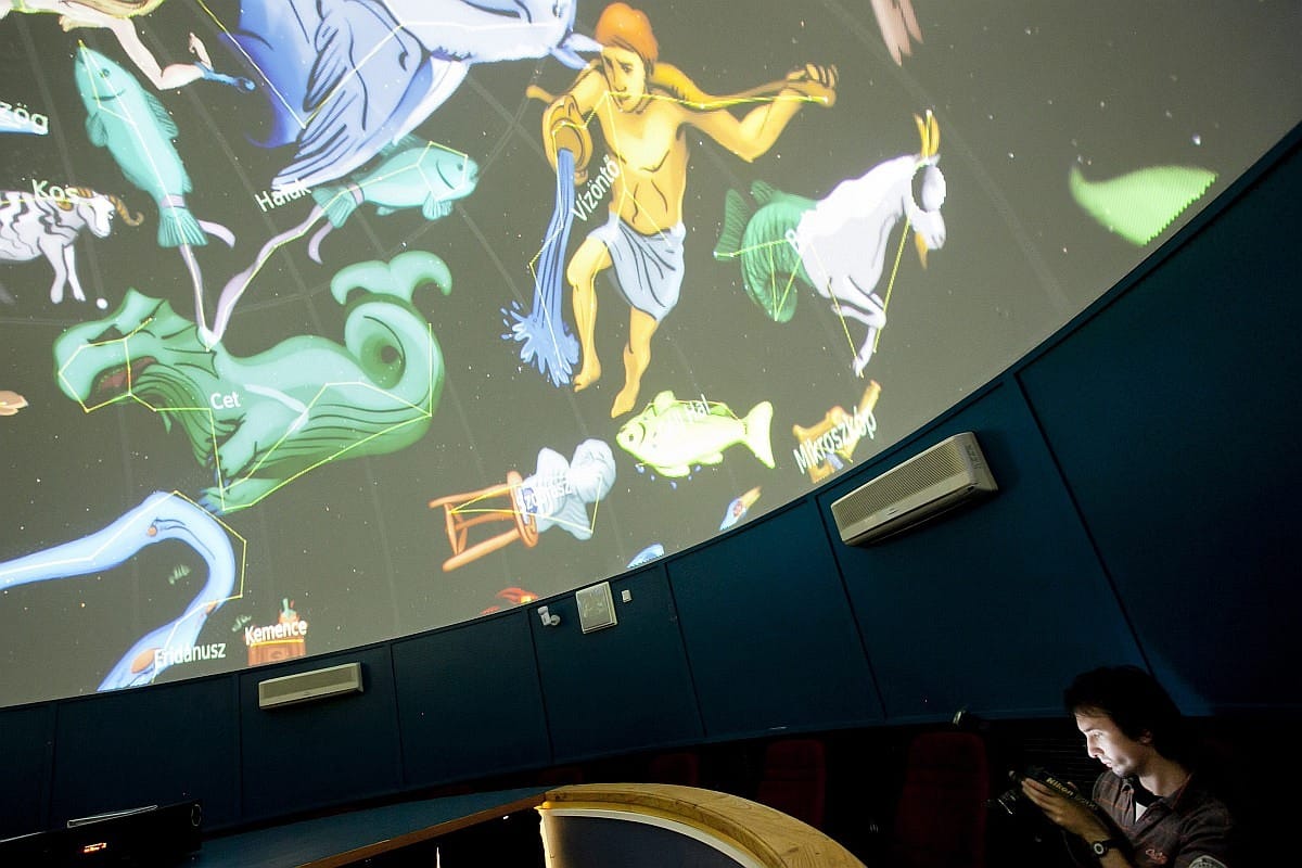 Bemutatták Magyarország első digitális planetáriumát