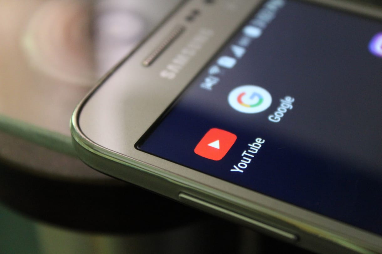 A Google egyik embere belenézett egy privát YouTube-videóba, majd elkezdett részleteket kitenni a netre
