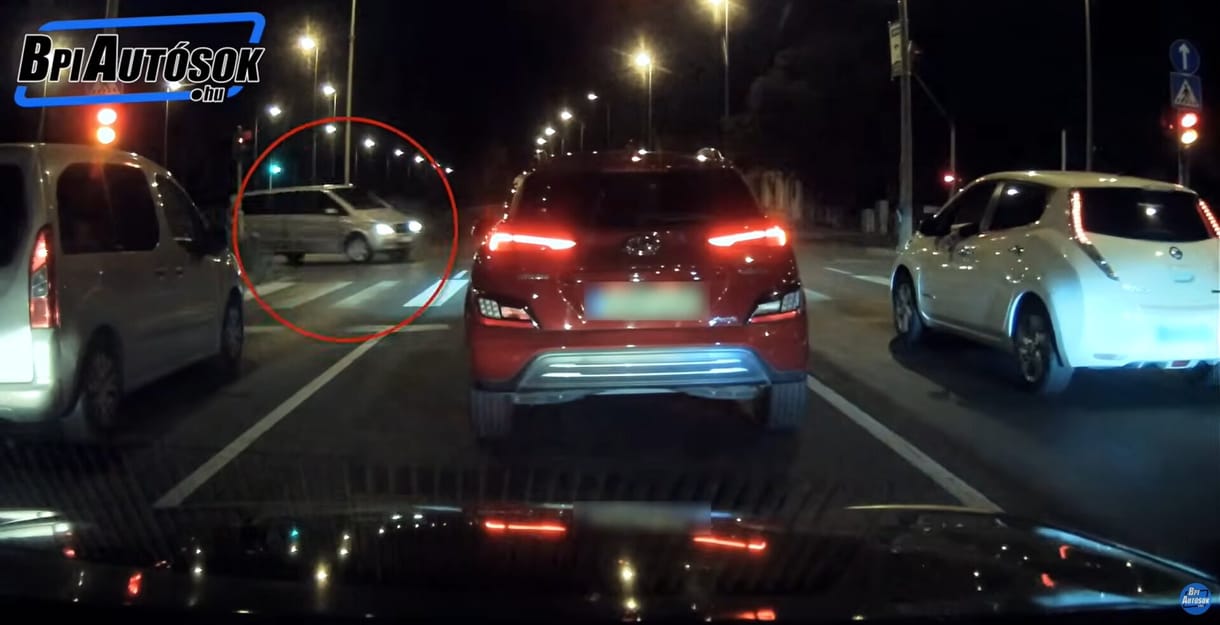 Egy Mercedes és egy furgon ütközött hatalmasat a Szentendrei úton – videó