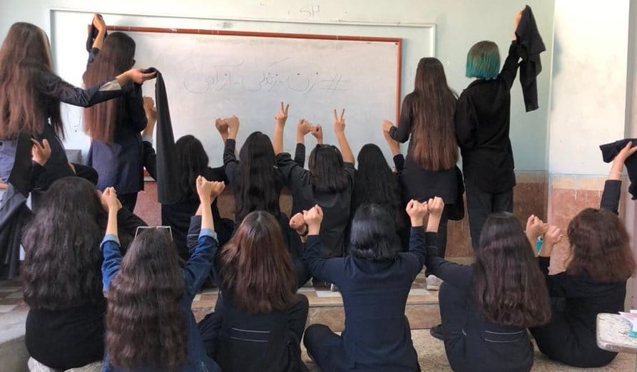 Irán bekeményített a hidzsábot megtagadókkal szemben – letartóztatták a nőket, akikre joghurttal támadt egy férfi