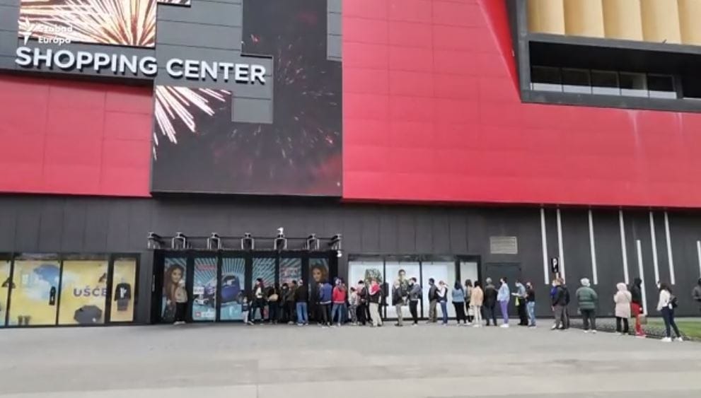 Hosszú sor kanyargott a belgrádi pláza előtt, ahol 9 ezer forintot érő kupont adtak az oltásért 