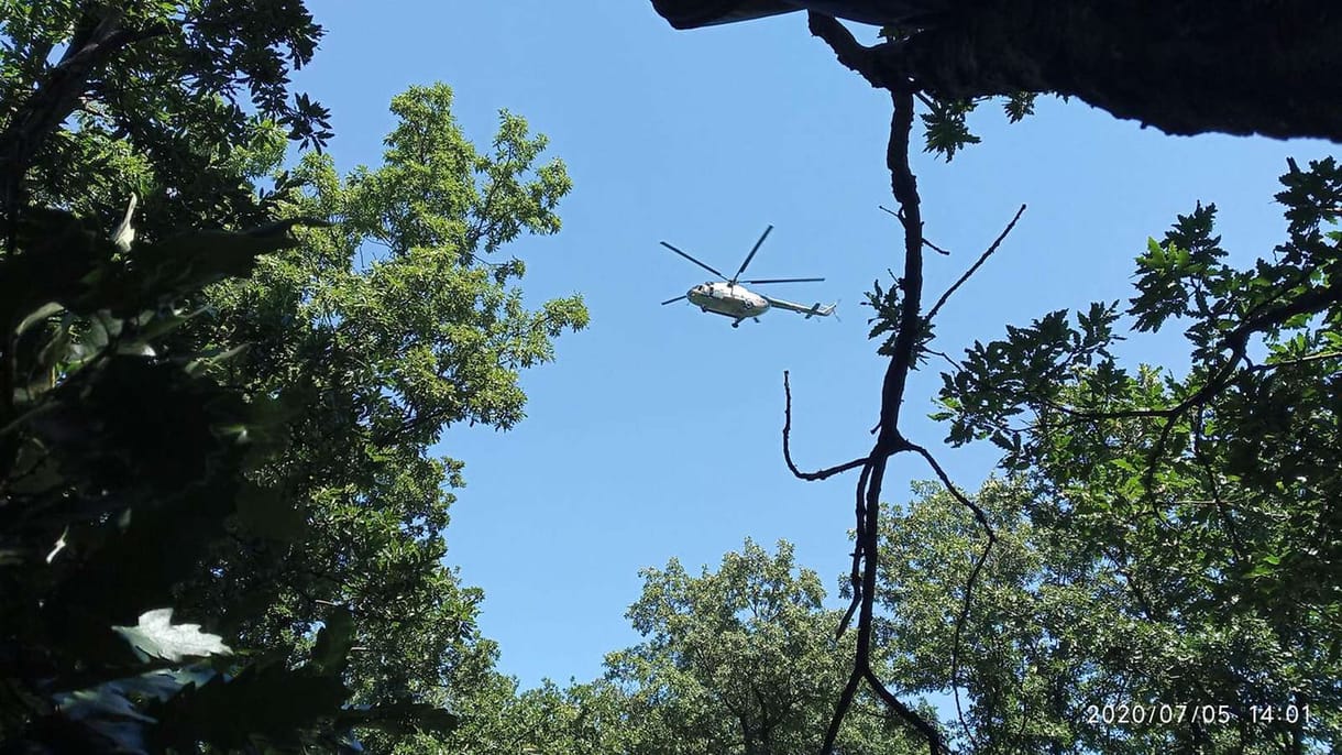 Első fokon 8 hónap felfüggesztett börtönt kapott a helikopterpilóta, aki mentés közben lesodort egy fán akadt siklóernyőst