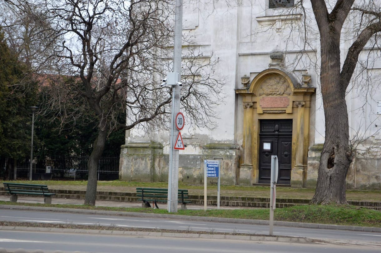 Bejelentette indulását a választáson, térfigyelő kamerát szereltek az utcájába