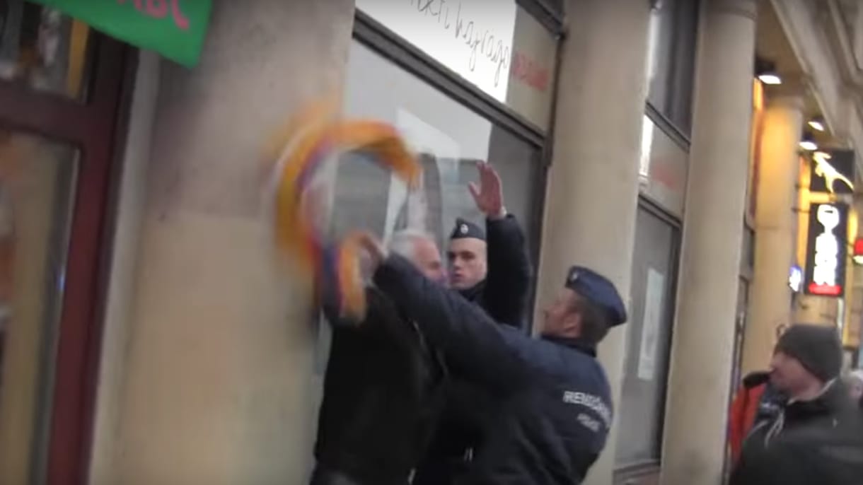 Bocsánatot kért a rendőrség, mert nem engedett a kínai miniszterelnök ellen demonstrálni két embert