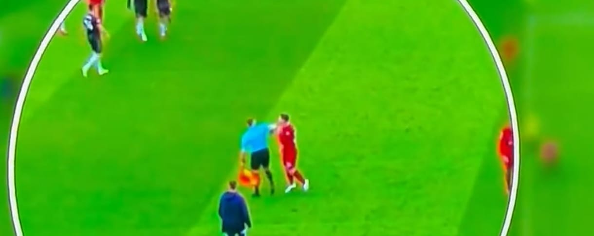 Lekönyökölte a partjelző a Liverpool focistáját, vizsgálatot indított a szövetség