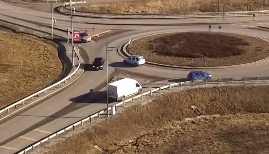 Rendőrségi drón alatt hajtott be szemből a körfogalomba egy autós – videó