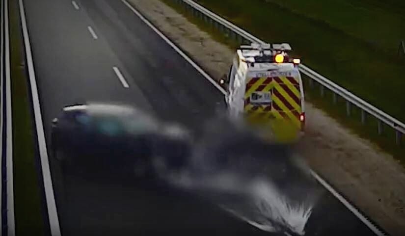Alig kezdődött el az év, már telibe találta a közútkezelők autóját egy figyelmetlen sofőr – videó