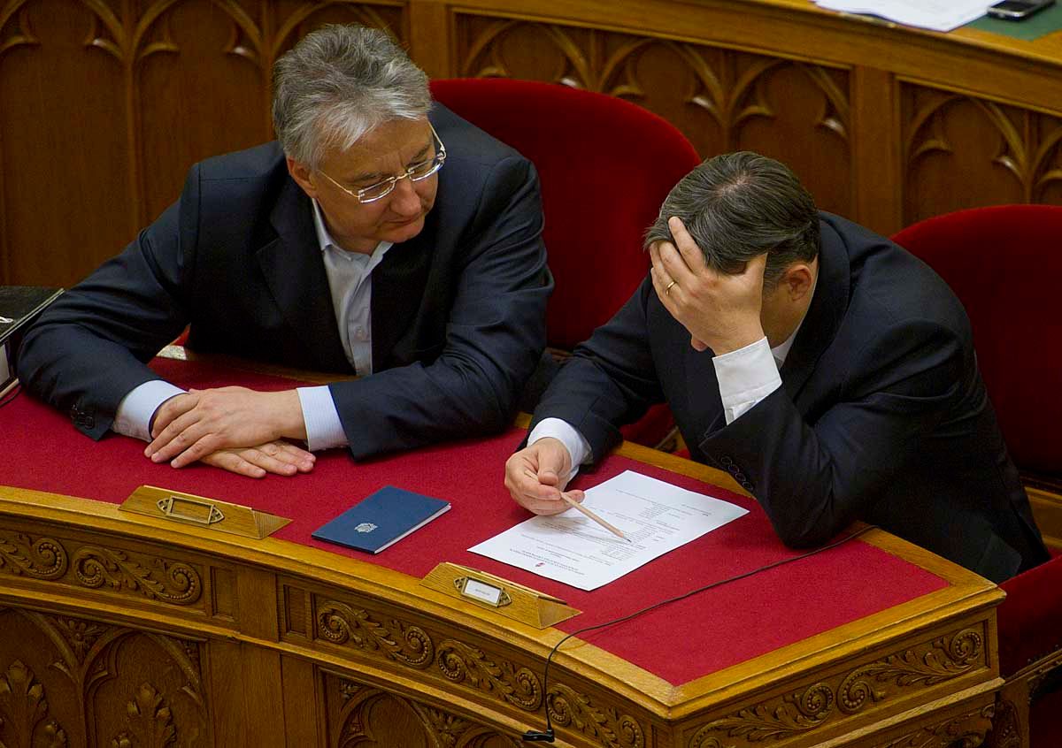 Ki segít beszédet írni Orbánnak, és mennyiért?