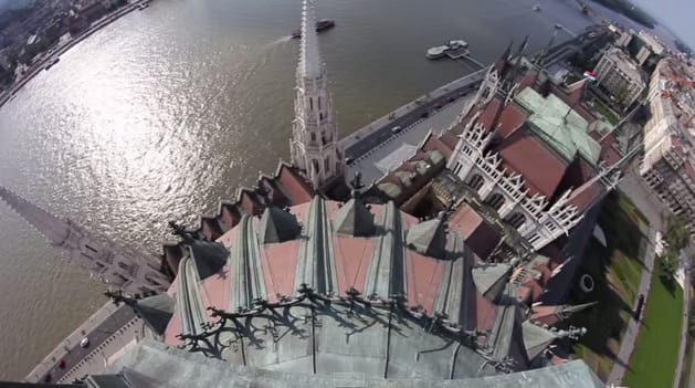 A Parlament tetejére mászott és rendkívüli videót készített a magyar pókember