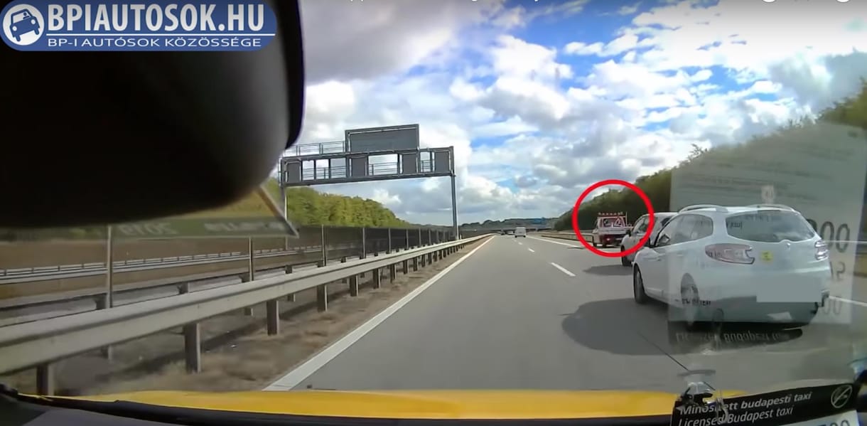 A leállósávból előzött egy autó az M0-áson, egy hajszálon múlt a tragédia - videó