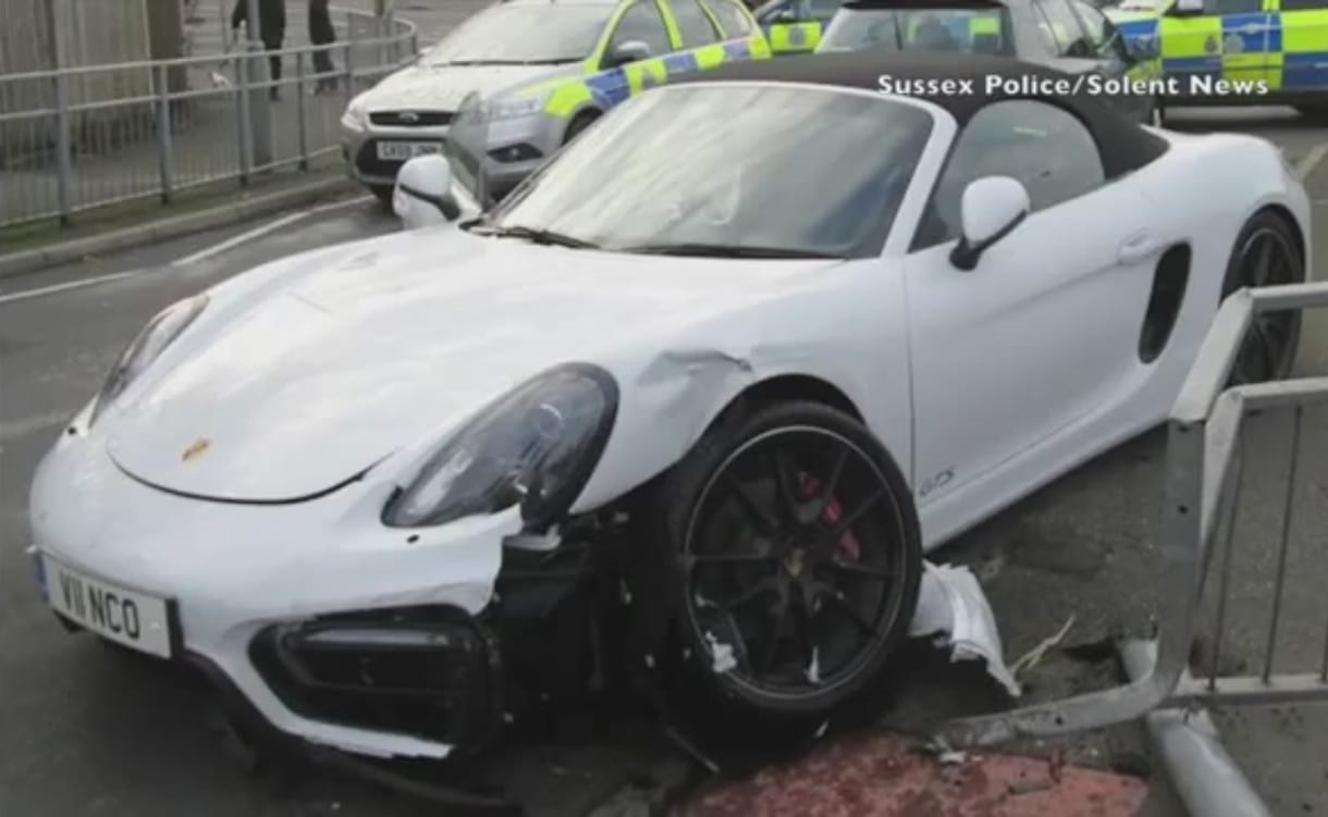 Így kell 20 évesen lezúzni egy 26 milliós Porschét - videó