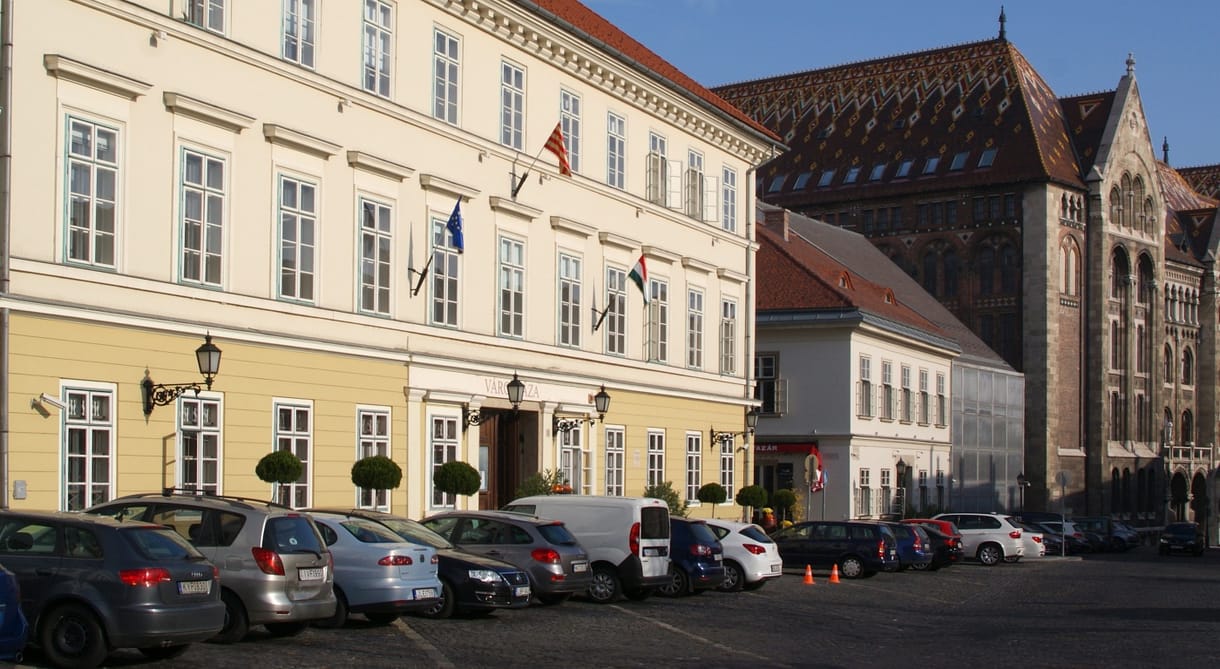 Kíváncsi, milyen cégek működnek budavári bérlakásban? Fizessen 1,5 milliót!