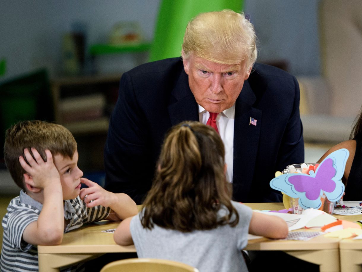 Trump rájött, szerelni kellene az autóvámokon, hogy ne rakódjanak vámokra vámok