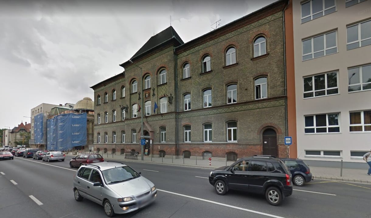 Vádat emeltek a tanárát megkéselő 17 éves diák ellen, és hazaengedték