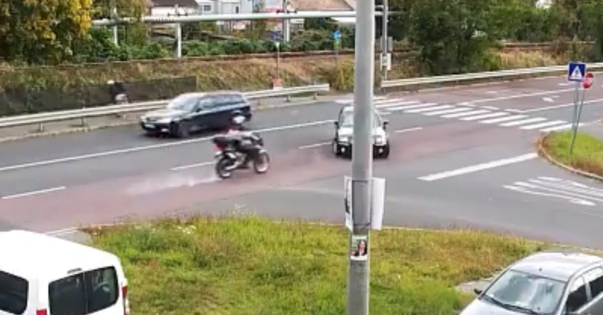 Brutális motorosbalesetről osztott meg egy felvételt a rendőrség - videó