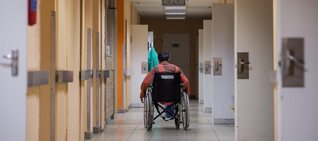 Az összes beteghordó felmondott a hatvani kórházban