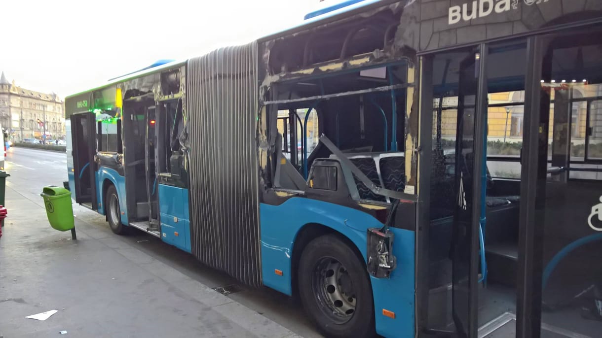 Kukásautóval ütközött a BKK egyik Mercedes busza – fotók